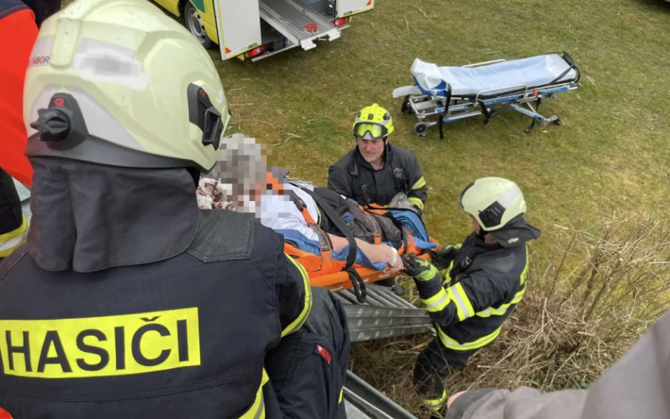Muž spadl na střechu garáže, způsobil si otevřenou zlomeninu