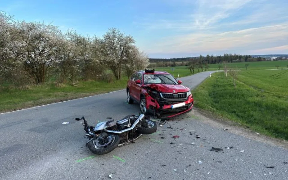 Policie hledá svědky vážné dopravní nehody, při níž byl zraněn motorkář