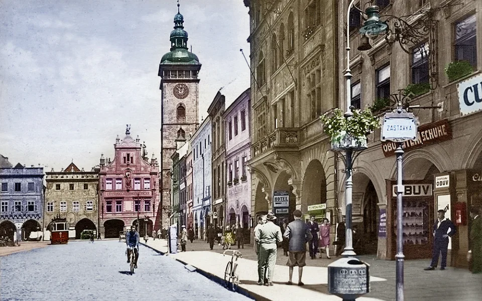 Kandelábr osvětlení u zastávky tramavjí v 1. republice.