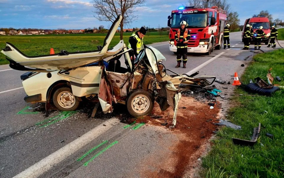 U Bavorovic se čelně srazila dvě auta. Dva lidé se zranili