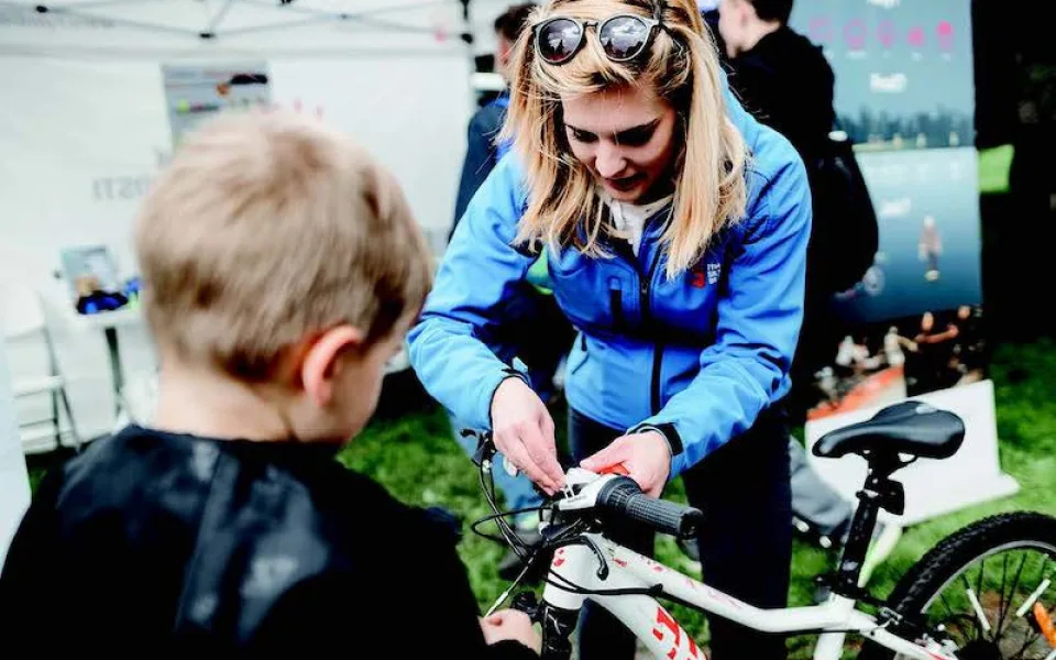 Specifické piktogramy a přímočará sdělení. Projekt Na kole jen letos rozšířil kampaň o jasně definované problémy cyklistiky