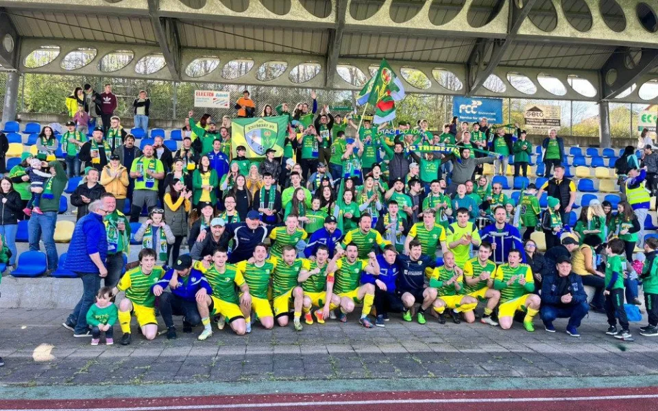 VIDEO: Pochod, vlajky a dýmovnice. I. A třída nabídla lepší atmosféru než ligový fotbal