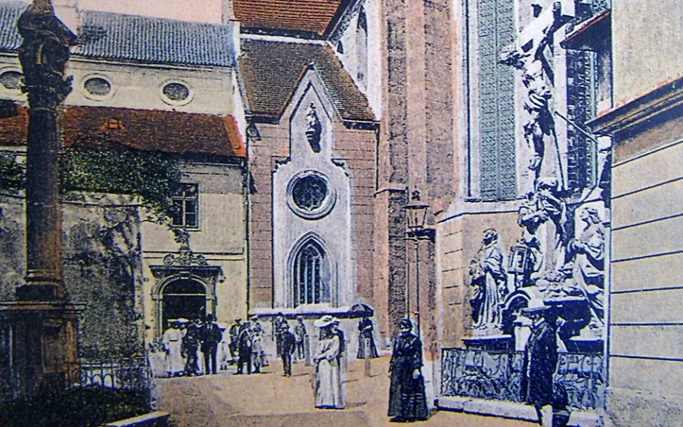Ulička ke klášteru. Barokní sousoší Kalvárie a hlavně lebka podle novodobých pověstí leccos prý umí.