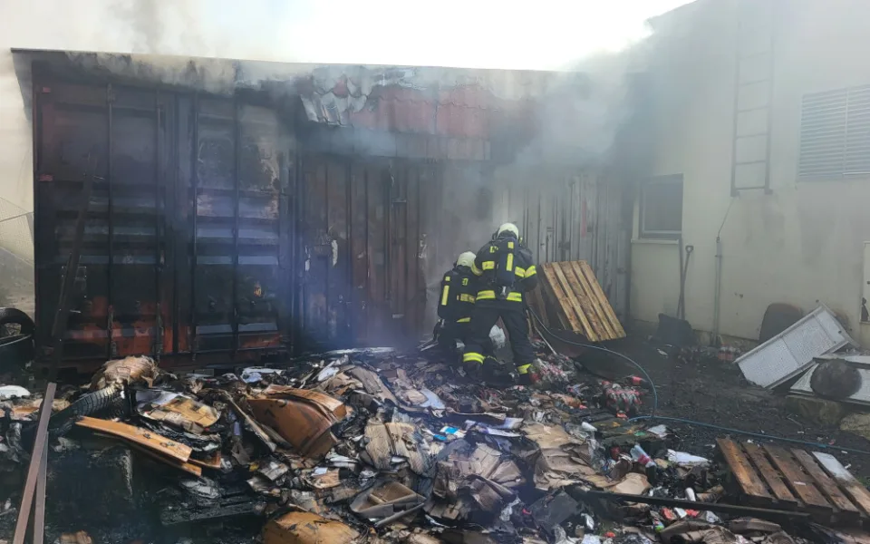 Hasiči zasahují u rozsáhlého požáru kontejnerů. Uvnitř našli i zábavní pyrotechniku