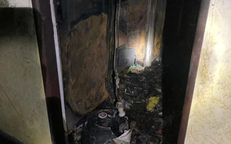 V Táboře hořel dům. Hasiči evaukovali desítku obyvatel, zachránili také čtyři psy