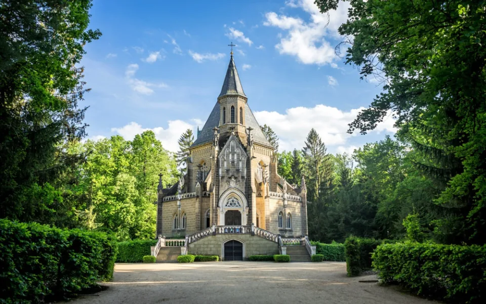 Stát řeší budoucnost pozemků u Schwarzenberské hrobky. Město je odmítlo
