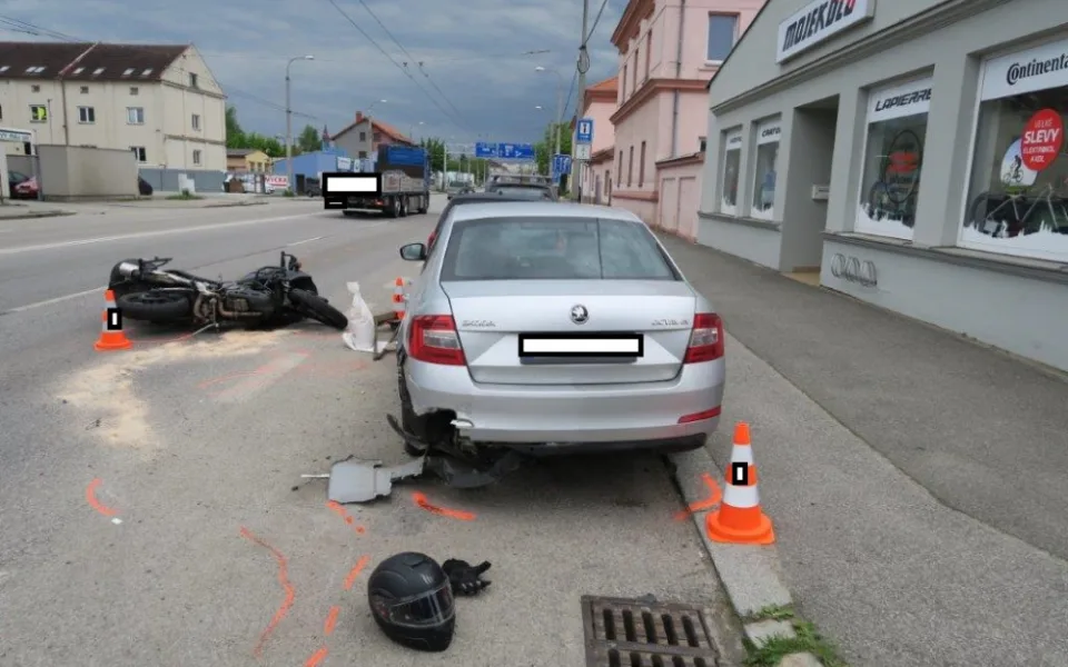 Policie hledá svědky nehody, při které se v Budějcích zranil motorkář