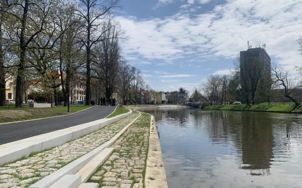 Náplavka v parku v Dukelské ulici.
