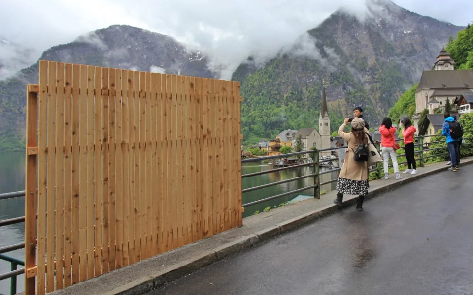 V Hallstatu chtějí odradit turisty od focení. Na oblíbenou vyhlídku umístili dřevěné stěny