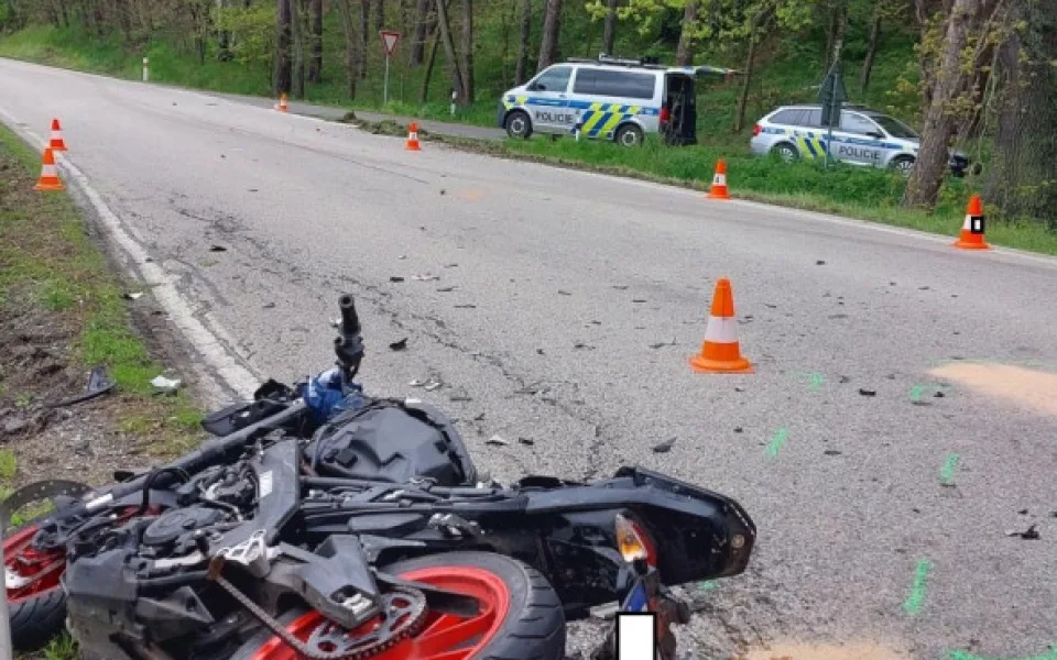 Na Českobudějovicku zemřel po srážce s traktorem řidič motorky