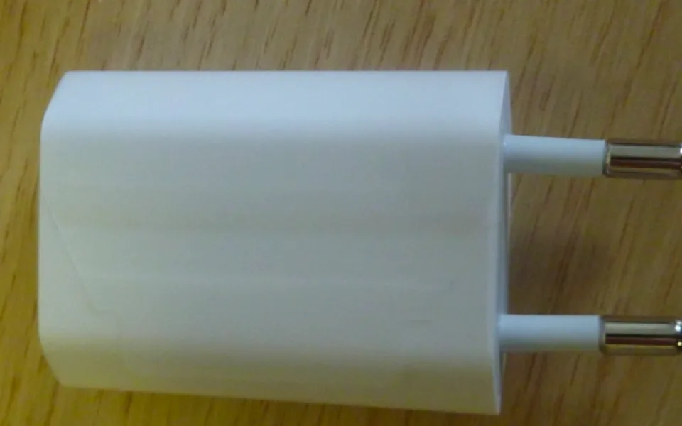 Česká obchodní inspekce zakázala USB nabíječku na iPhone. Může být nebezpečná