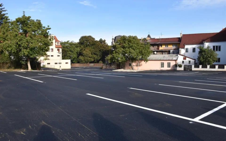 Písek zavede poplatek na parkovišti u pošty, které je u centra
