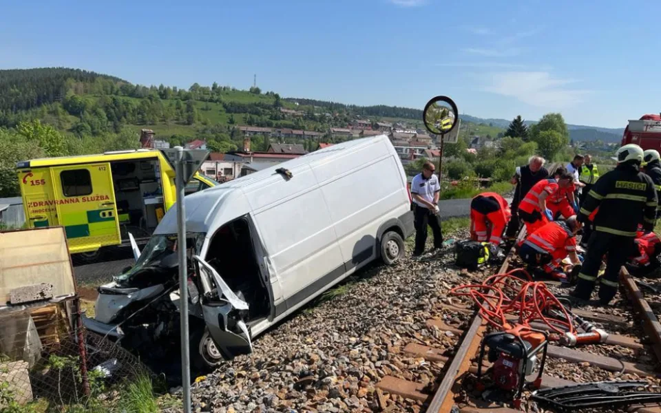 Vážná nehoda ve Vimperku. Dodávka vjela přímo před rozjetý vlak, řidiče transportoval vrtulník do nemocnice.