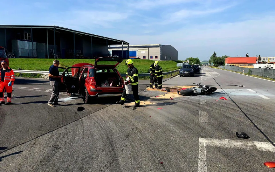 Motocyklista se střetl s automobilem, jeho stroj začal po nárazu hořet.