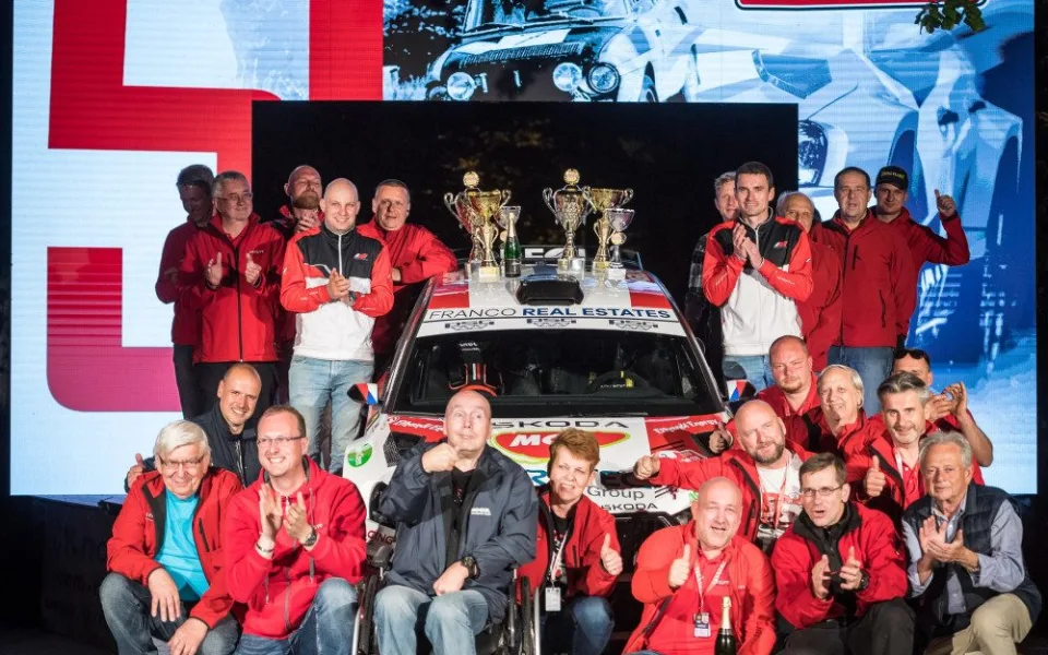 Pořadatelský sbor Rallye Český Krumlov na cílové rampě s vítěznou posádkou.