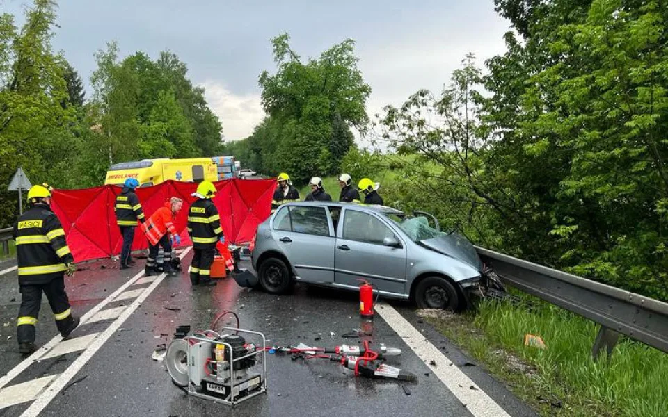 Hlavní silnici u Velešína uzavřela tragická nehoda. Policie odklání dopravu