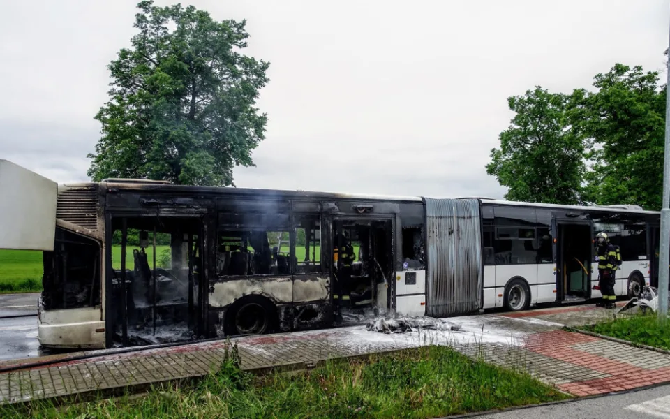 V Českých Budějovicích hořel autobus, cestující utekli před příjezdem hasičů