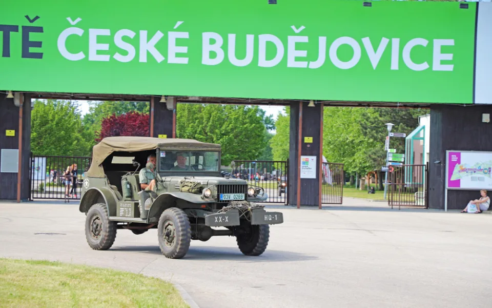Den s armádou představí moderní i historickou vojenskou techniku, promluví ředitel památníku Lidice a vystoupí vojenský soubor Ondráš ve svém kompletním složení
