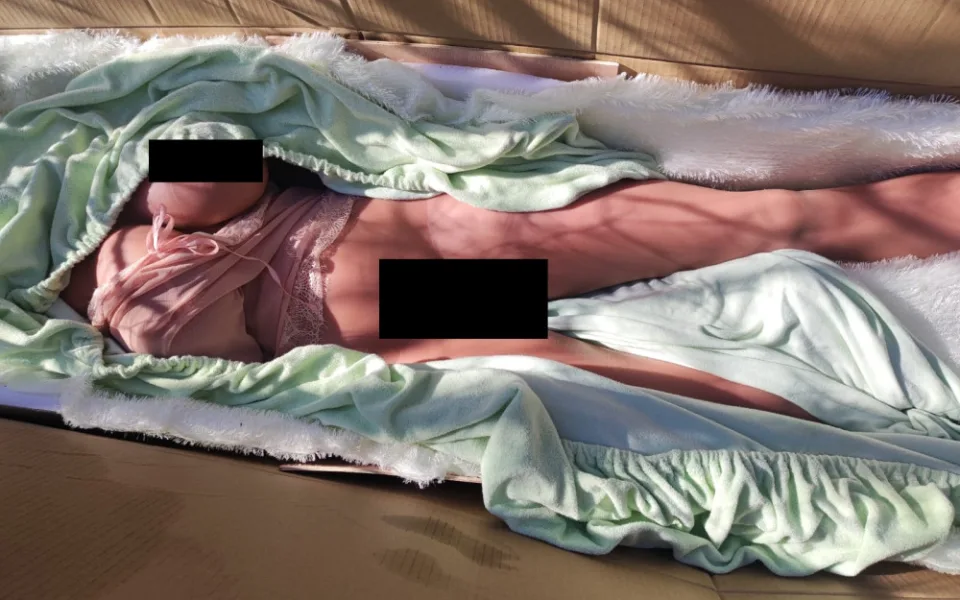 V lese ležela krabice s tělem bez hlavy. Šlo o silikonovou panu