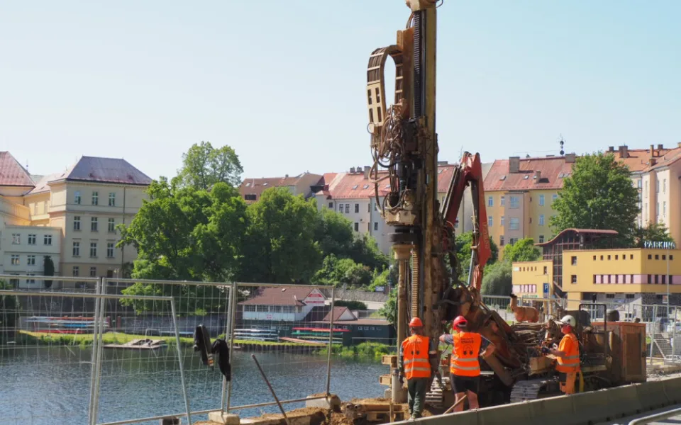 FOTO: V Táboře pokračuje oprava hráze, v plánu je další noční omezení