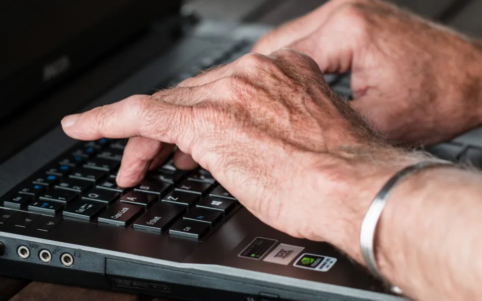 Seniorka dvakrát naletěla internetovým podvodníkům. Přišla o více než 200 tisíc korun