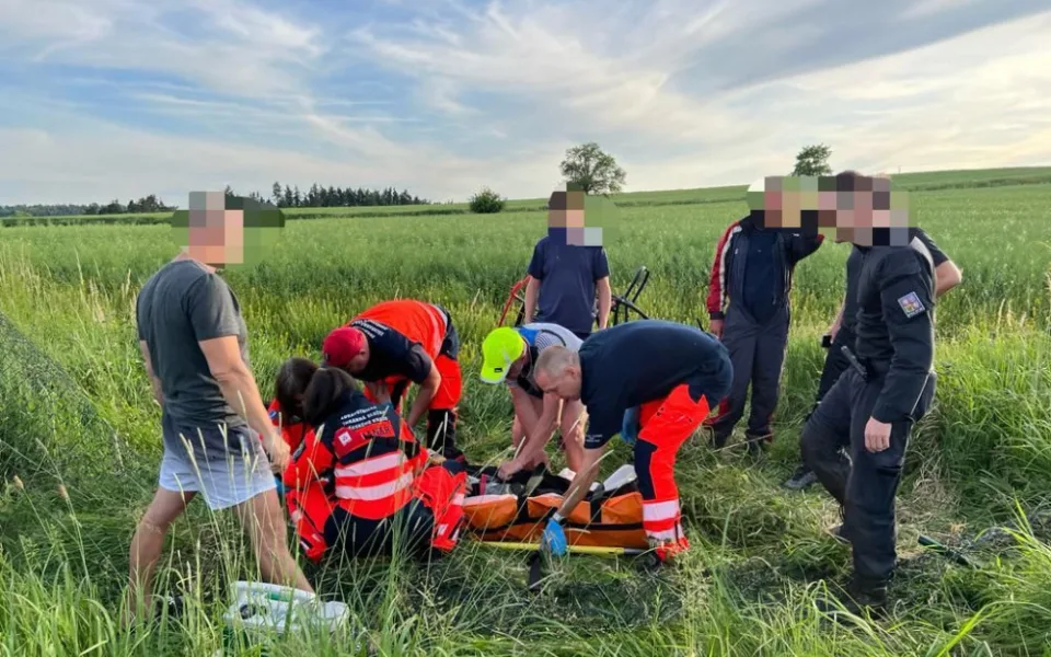 Na letišti v Písku spadlo motorové rogalo. Pilot je zraněný