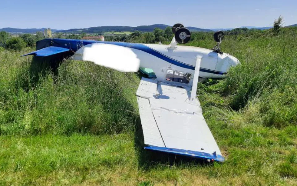 Další letecká havárie. Pilot se s letadlem otočil na střechu