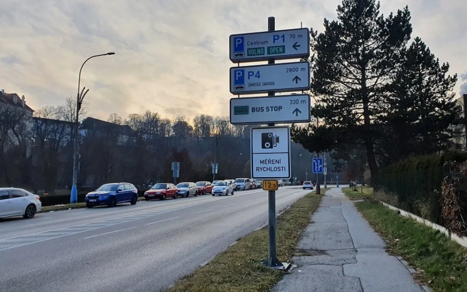 Český Krumlov začne opět měřit rychlost aut, nově na třech místech