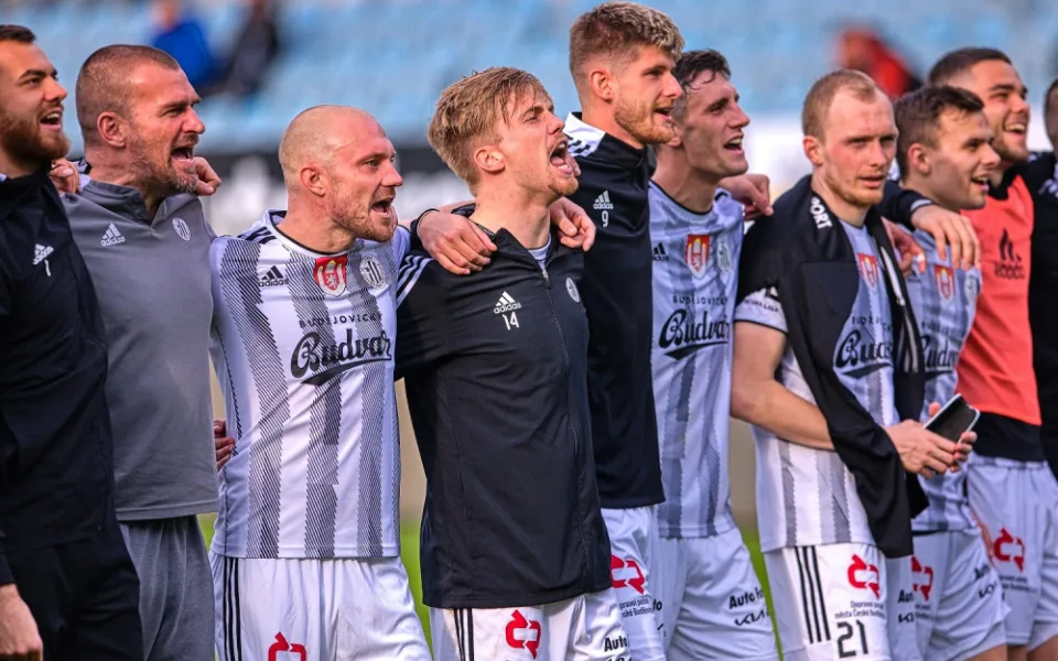 Fotbalisté Dynama nyní nosí znak města na svých dresech.