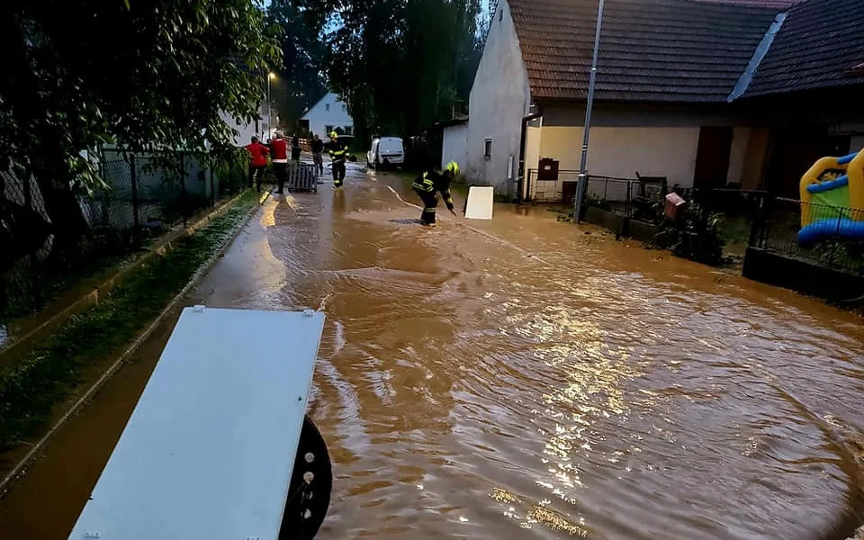Dva rybníky nezvládly prudké deště. Hasiči odčerpávali vodu ze sklepů