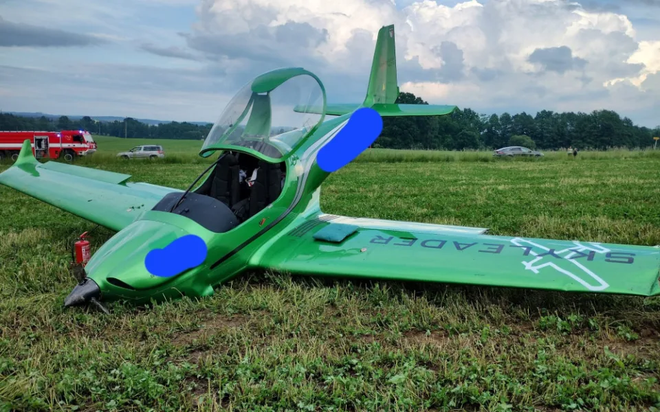 Další nehoda letadla. Zraněný pilot skončil v nemocnici