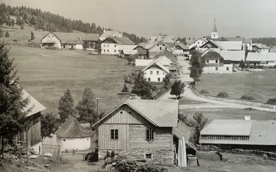 Šumavská Kvilda na dobové fotografii z 20. let minulého století z knihy Tenkrát na Šumavě od autora Zdeňka Roučky