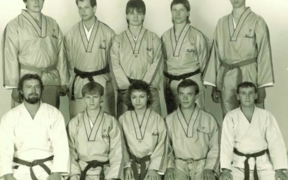 TJ Karate ČB rok 1985, zleva nahoře: Jan Kaňka, Milan Šírek, František Hakl, Jiří Faktor, Jiří Fencl, zleva dole: Jiří Bidlo, Stanislav Bílý, Dana Pouzarová, Jiří Halada, Jan Barát