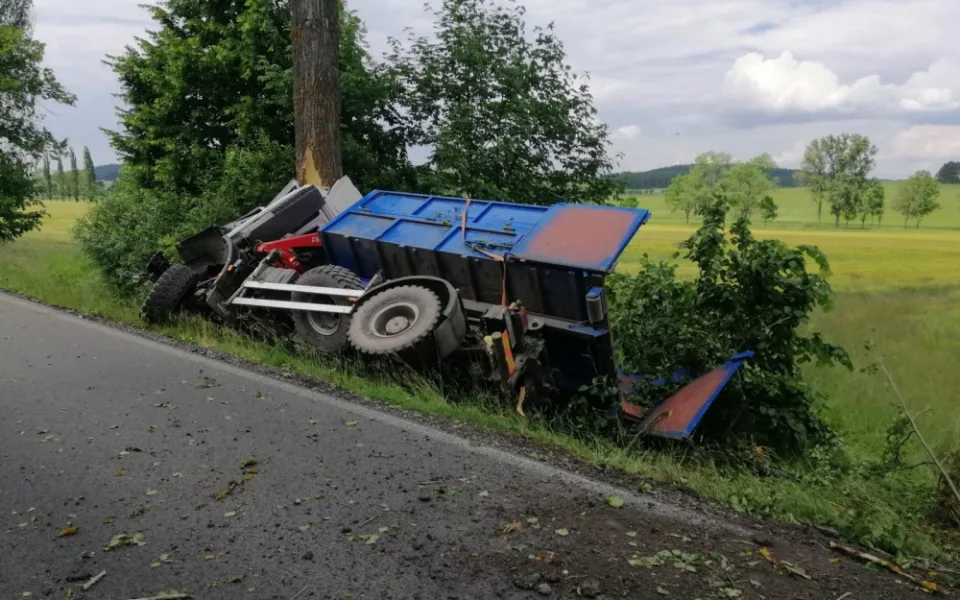 Nákladní auto narazilo čelně do stromu. Řidič nehodu nepřežil