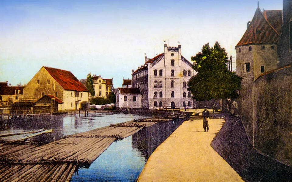 V roce 1930 přestala téci za klášterem Vltava. Vltavu zavedl za klášter technický zakladatel městě rytíř Hirzo kolem toku 1265.