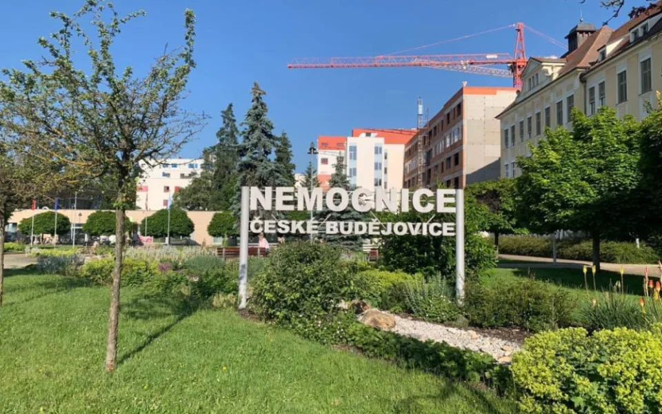 Zaměstnanci českobudějovické nemocnice, které zranil muž mačetou, se léčí doma