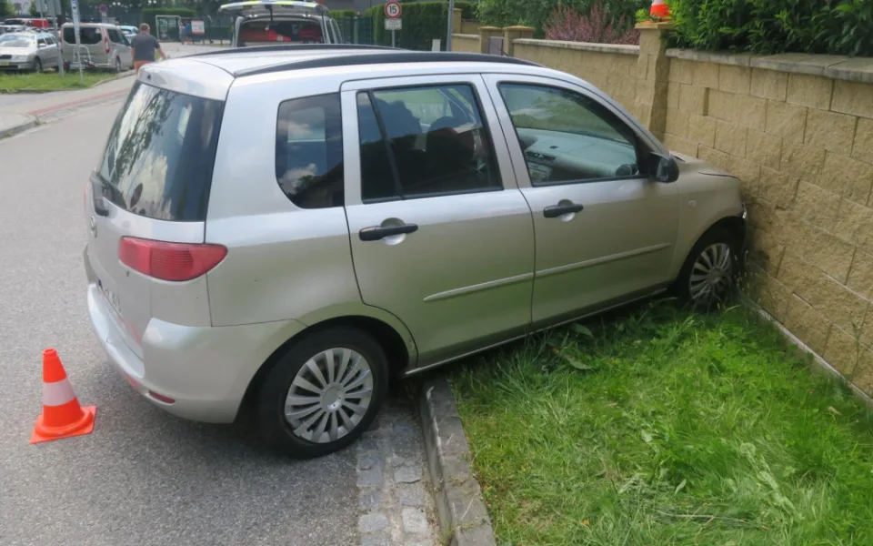 Opilý řidič srazil cyklistu a narazil do betonového plotu. Nadýchal přes čtyři promile