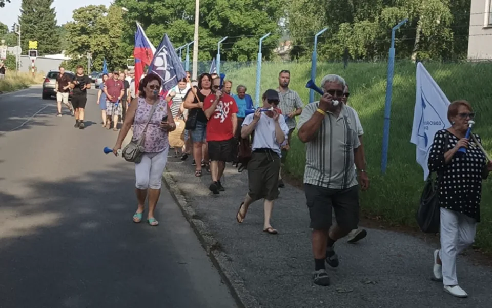 Strakonicemi prošel protestní pochod odborářů. Nesouhlasí s podobou vládního konsolidačního balíčku.