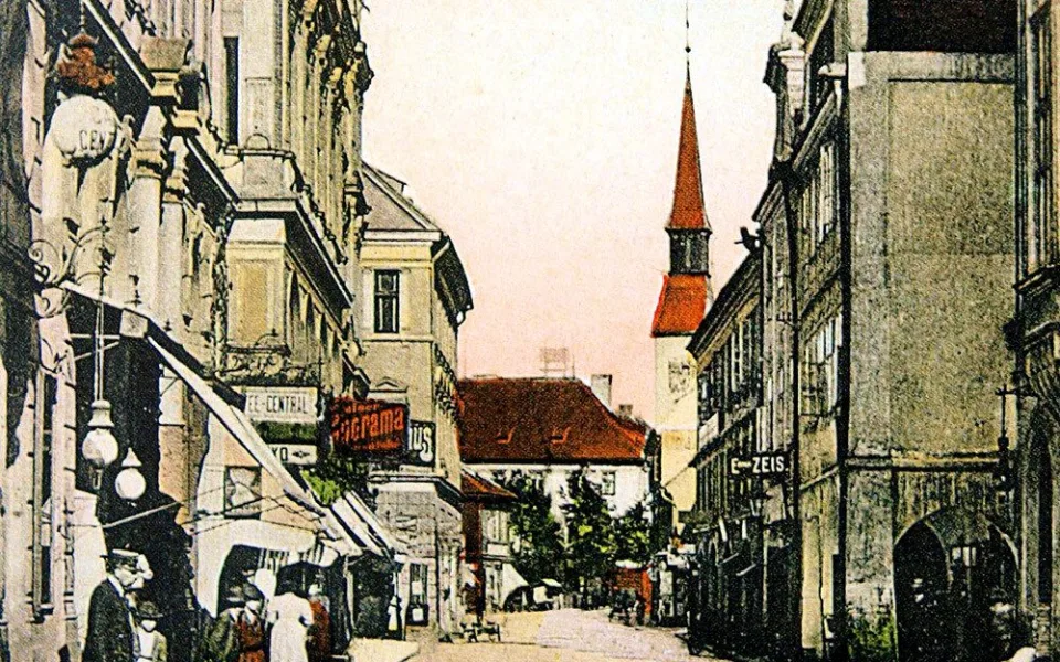 Radnice nechala v letech 1900 až 1955 strhnout 16 čelných arkád loubí, někdy včetně celého domu.