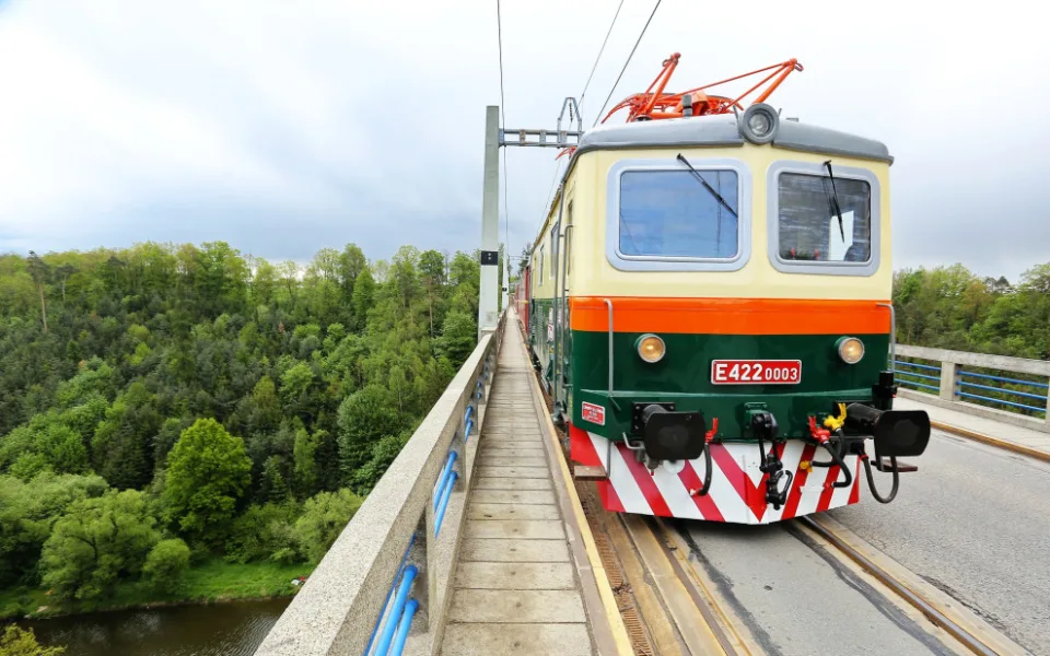 První elektrifikovanou trať v ČR z Tábora do Bechyně čeká oprava, trakce zůstane