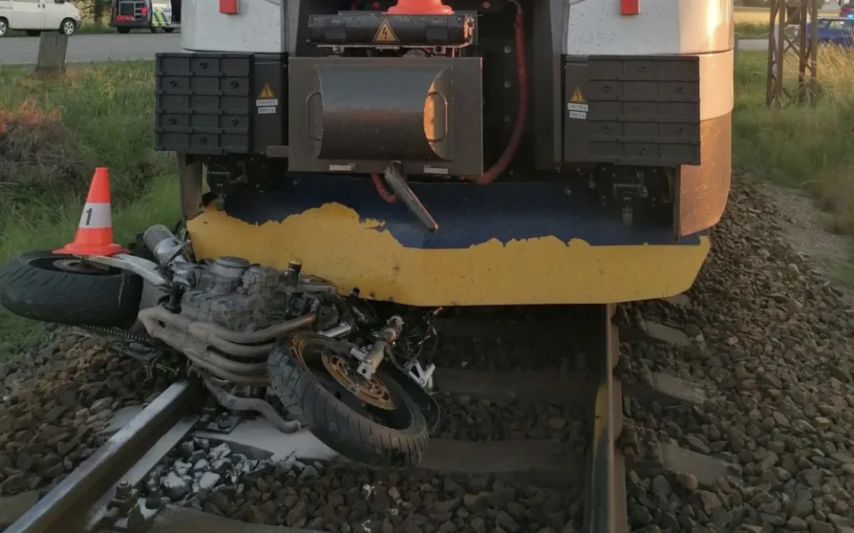 Na Jindřichohradecku se srazil vlak s motorkářem