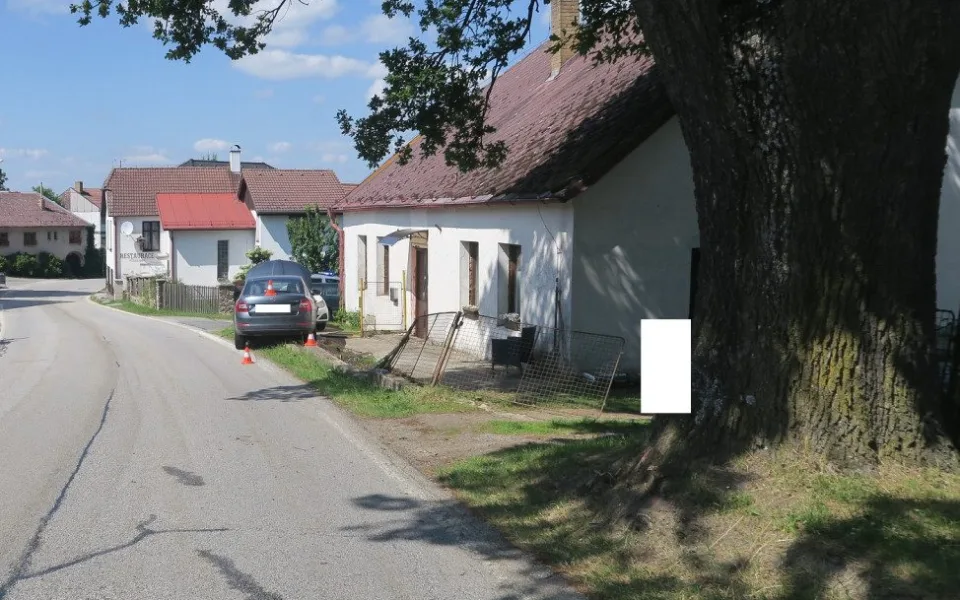 Žena nabourala do plotu a zaparkovaného auta. Nadýchala skoro tři a půl promile