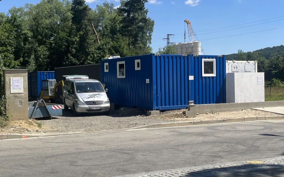 Z oken vidí chladící boxy pohřební služby. Neuctivé, zlobí se místní