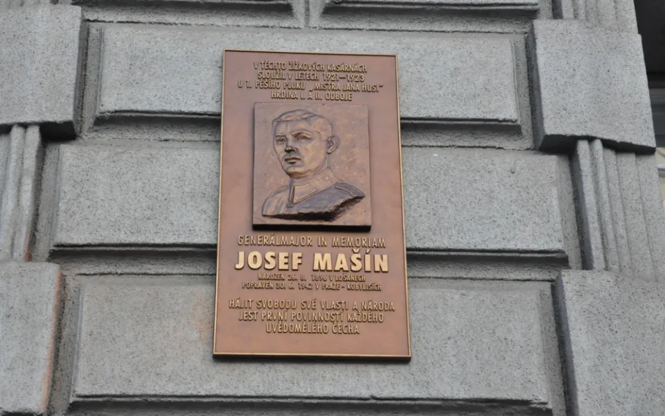 Bronzová deska v Českých Budějovicích připomíná odbojáře generála Josefa Mašína