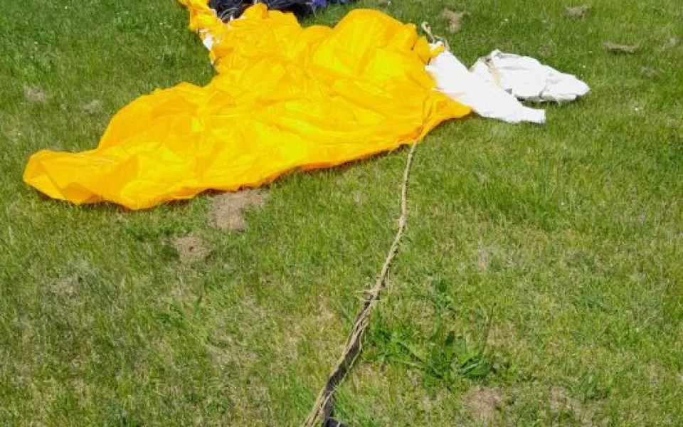 Na zahradě mi přistál přistál padák bez parašutisty, řekl muž strážníkům