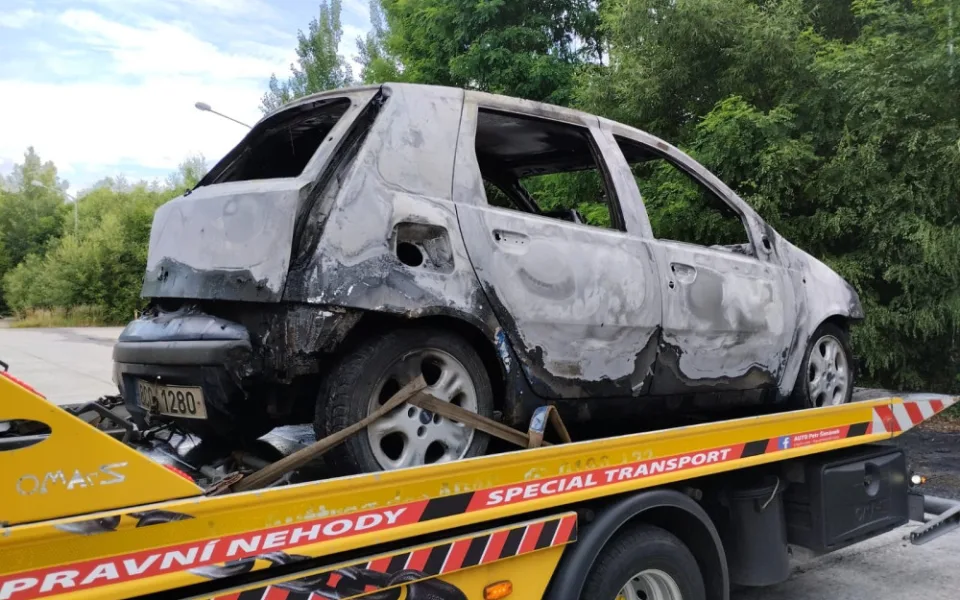 Další požáry automobilů v Českých Budějovicích. Nad ránem hořela dvě auta