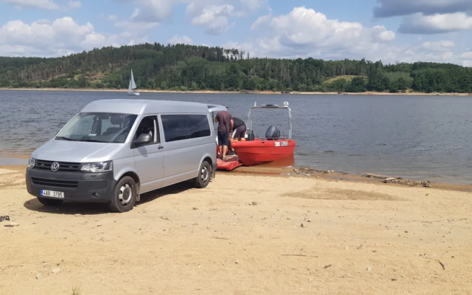 Svědek si všiml těla muže v Orlické přehradě. Rodina ho pohřešovala od neděle