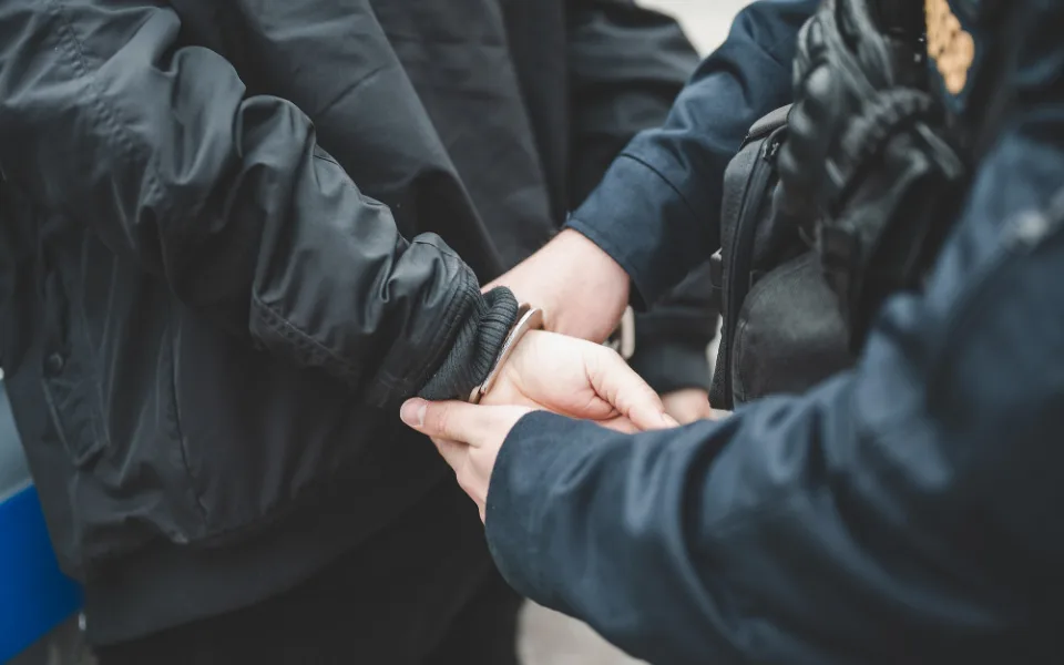 Na bývalou přítelkyni vytáhl nůž. Agresora zastavila až policie