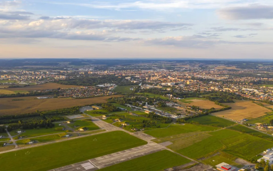Areál letiště. Parkoviště vzniká podél silnice E55, která je na fotografii vpravo. Foto: Jihočeské letiště České Budějovice