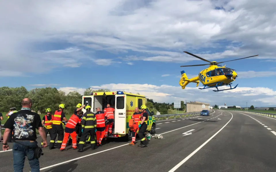 Jeden člověk zemřel a čtyři se zranili po vážné dopravní nehodě, která se stala ve čtvrtek 5. července na obchvatu Chýnova.